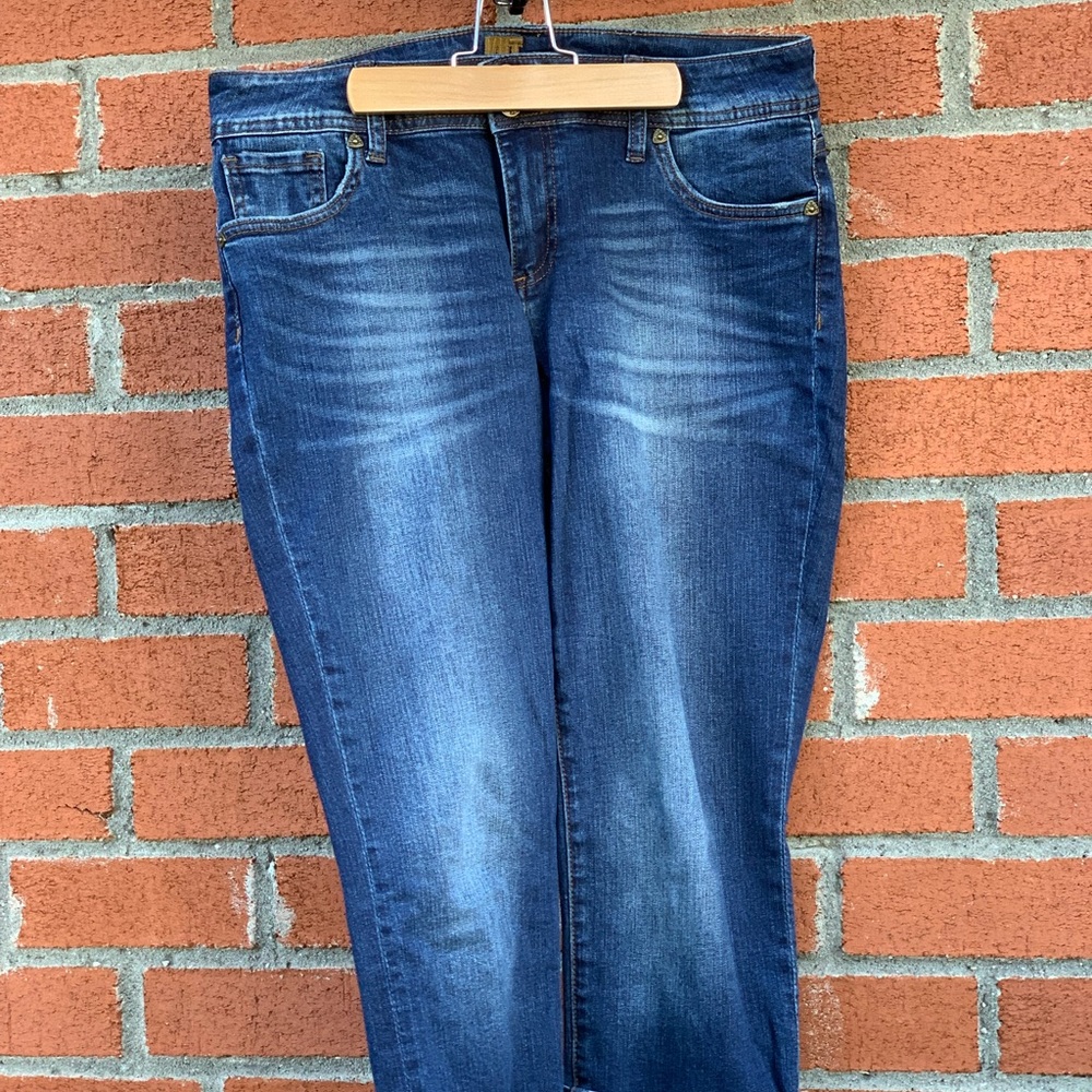 Large cuffed blue jeans with double buttons